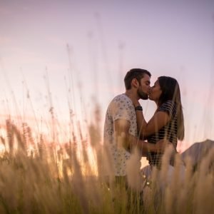coppia-si-bacia-relazioni-aiuto