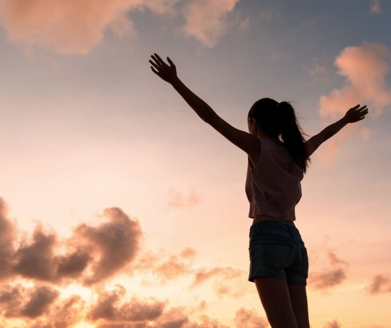 mani-al-cielo-sentiero-dell-essere-disobbedire-al-giudice-interiore